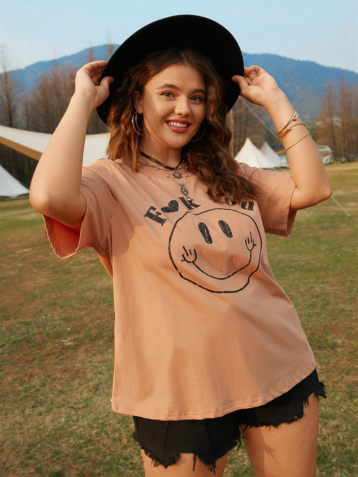 

Plus Size Camel Round Neck Letter Graphic Short Sleeves Tee