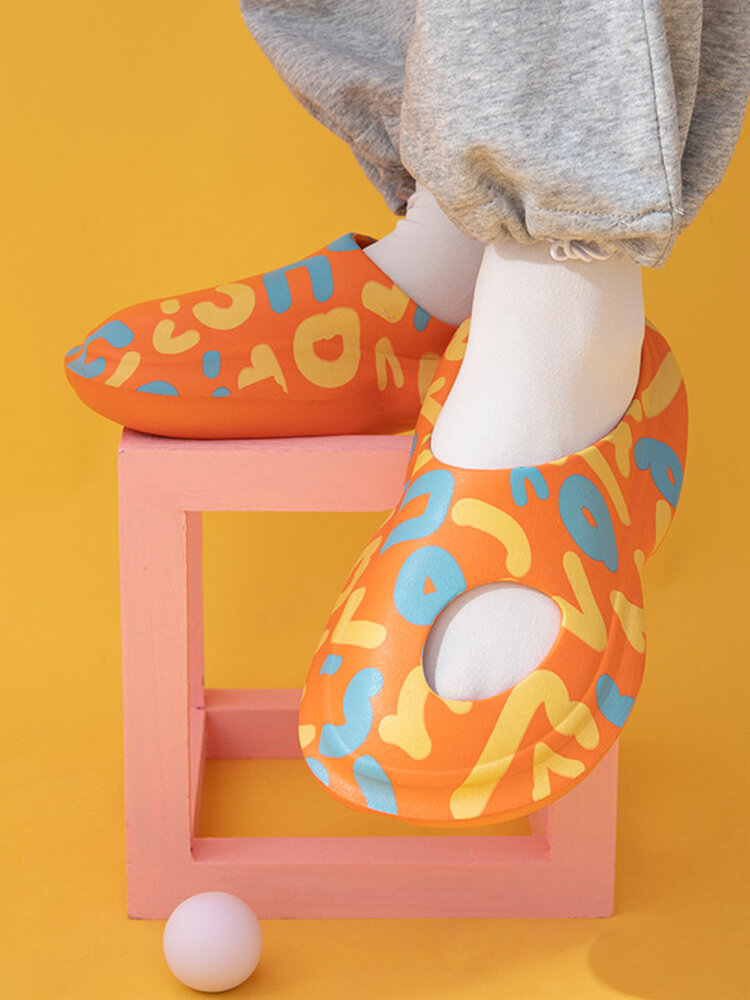 Modello Pantofole da spiaggia da casa, linea di design cava da donna, stampate, scarpe casual da giardino