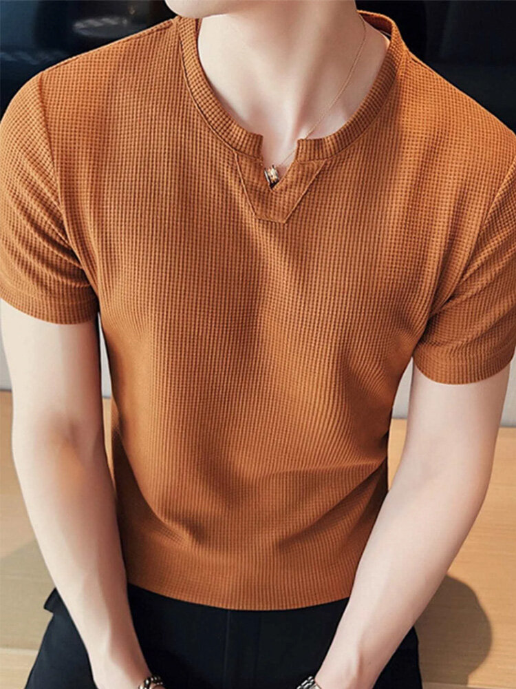 Lässiges T-Shirt für Herren mit einfarbigem Einkerbung am Halsausschnitt und kurzen Ärmeln