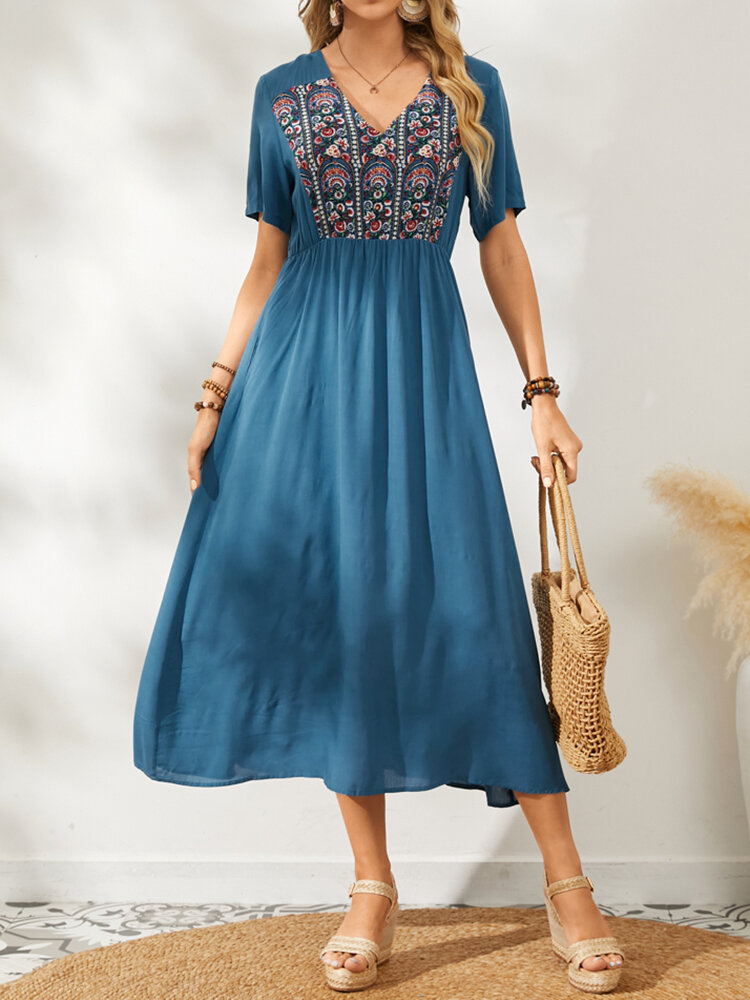 فستان كاجوال طويل بجيب على شكل حرف V وطبعة زهرة عرقية