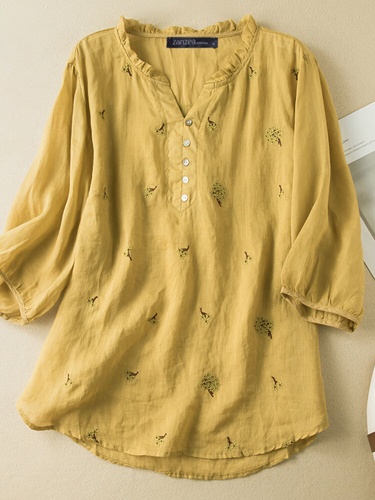 Blusa feminina manga curta com detalhe de botão bordado e babados