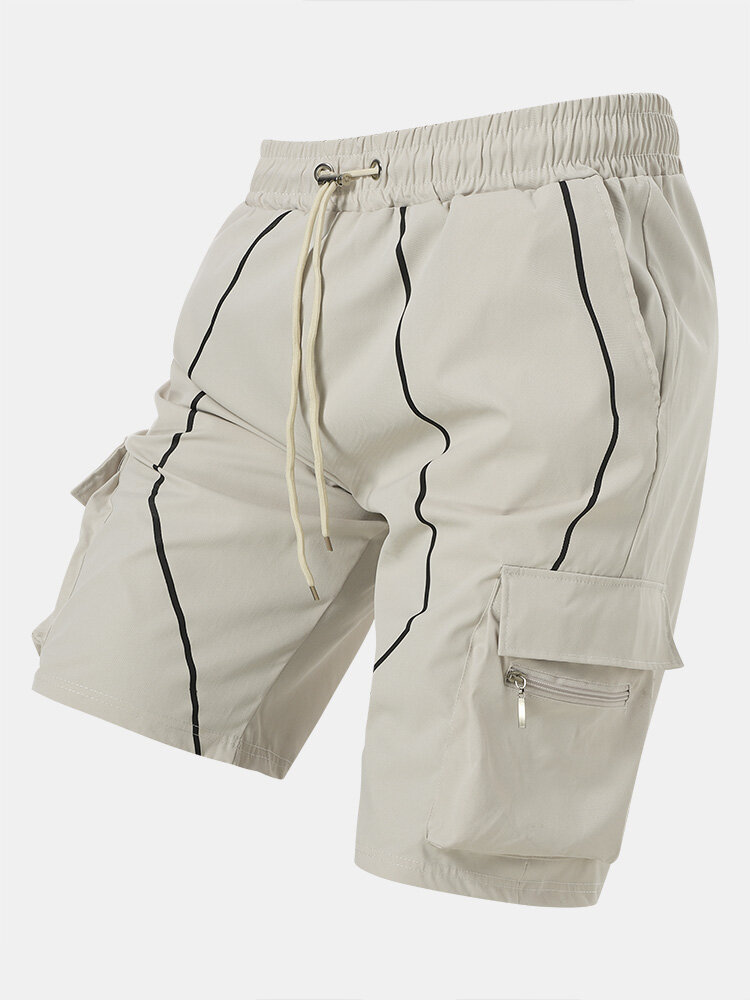 Men Contrast Lining Drawstring Elastic Waist Zip Pocket Mid Length Cargo Shorts