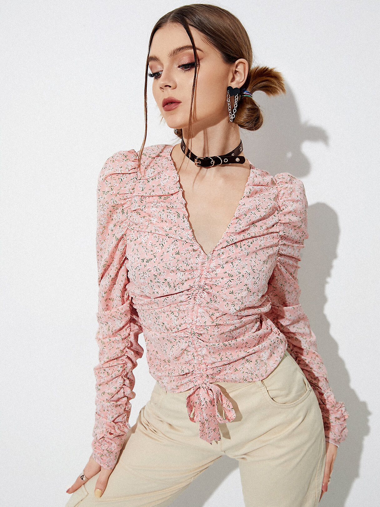 Плиссированная блузка с цветочным принтом и кулиской спереди