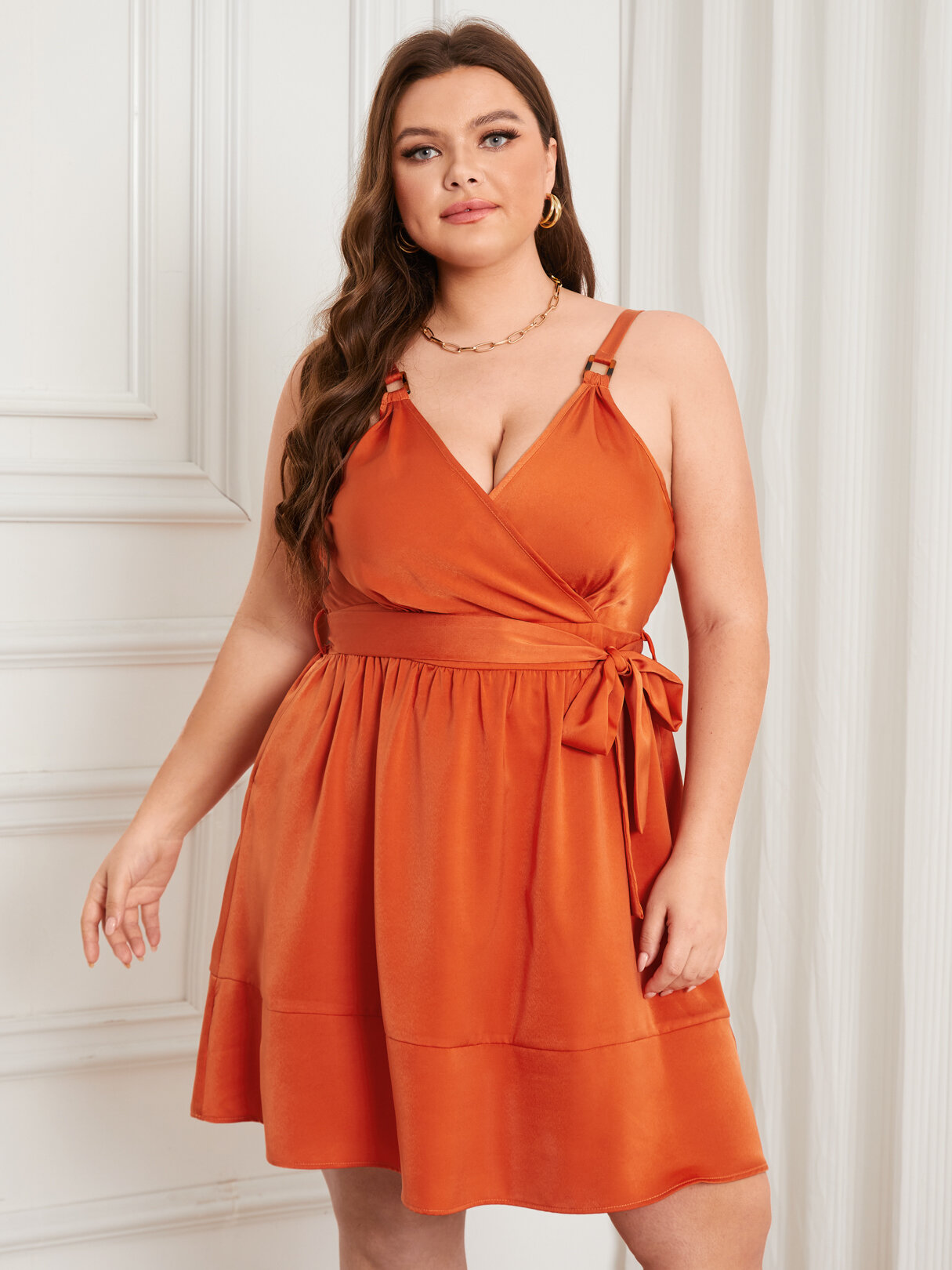 Orangefarbener Gürtel in Übergröße, hohles Wickeldesign Kleid