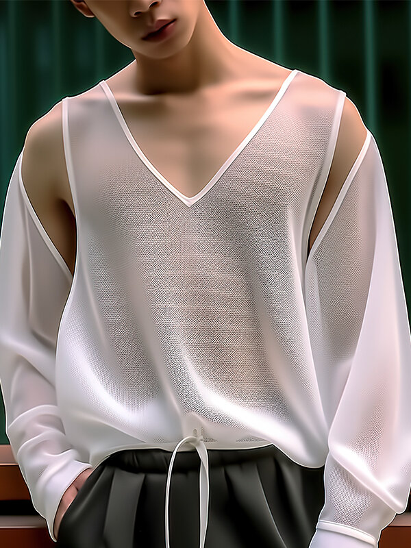 Camiseta masculina com manga recortada e decote em V transparente