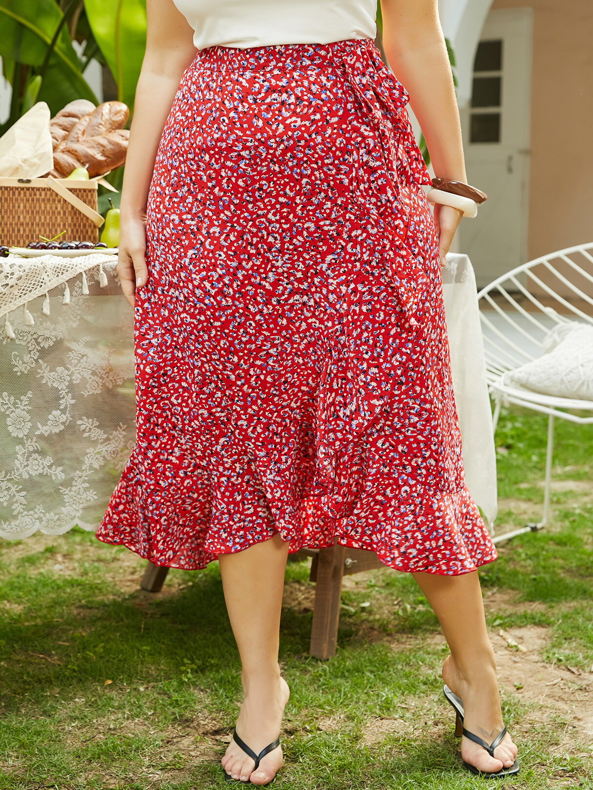 プラスサイズの赤い斑点のあるタイアップデザインのフリルトリムスカート