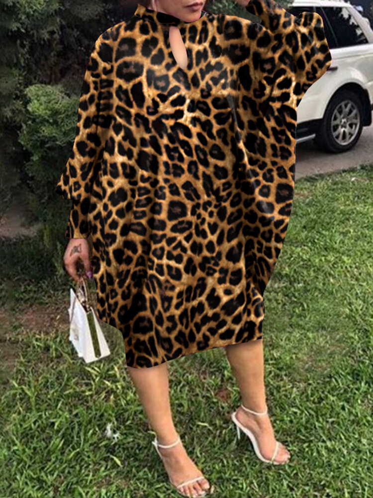 Vestido feminino plus size com estampa de leopardo e decote redondo de manga comprida