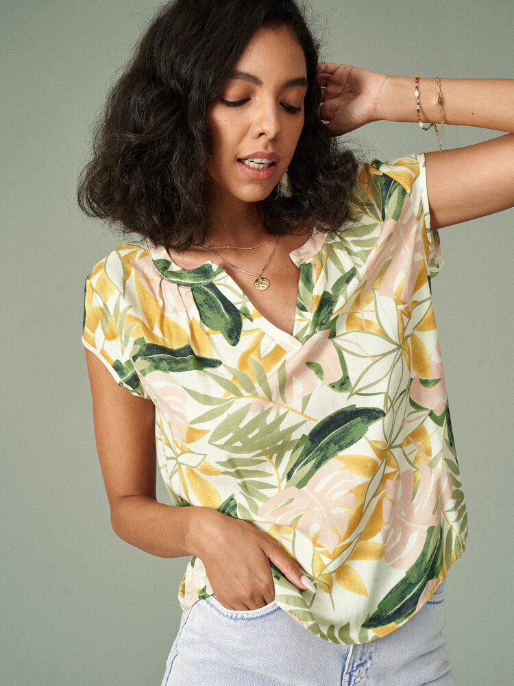 T-shirt à manches courtes et col cranté à imprimé feuilles tropicales