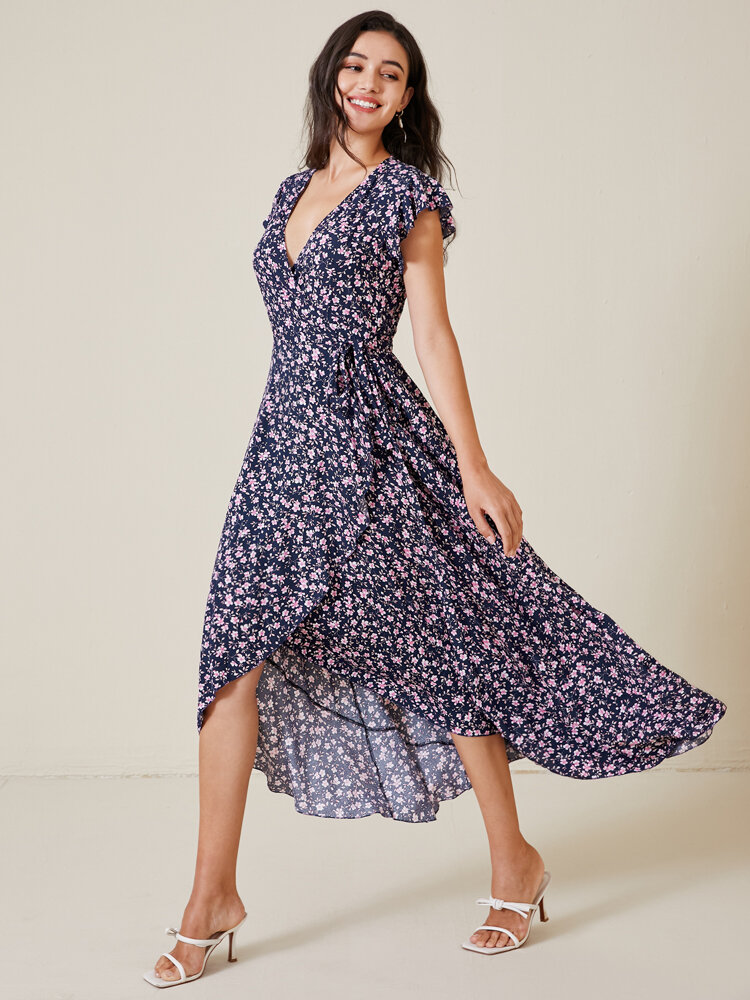 فستان ماكسي سوينغ بياقة V وأكمام مكشكشة وطبعة زهور