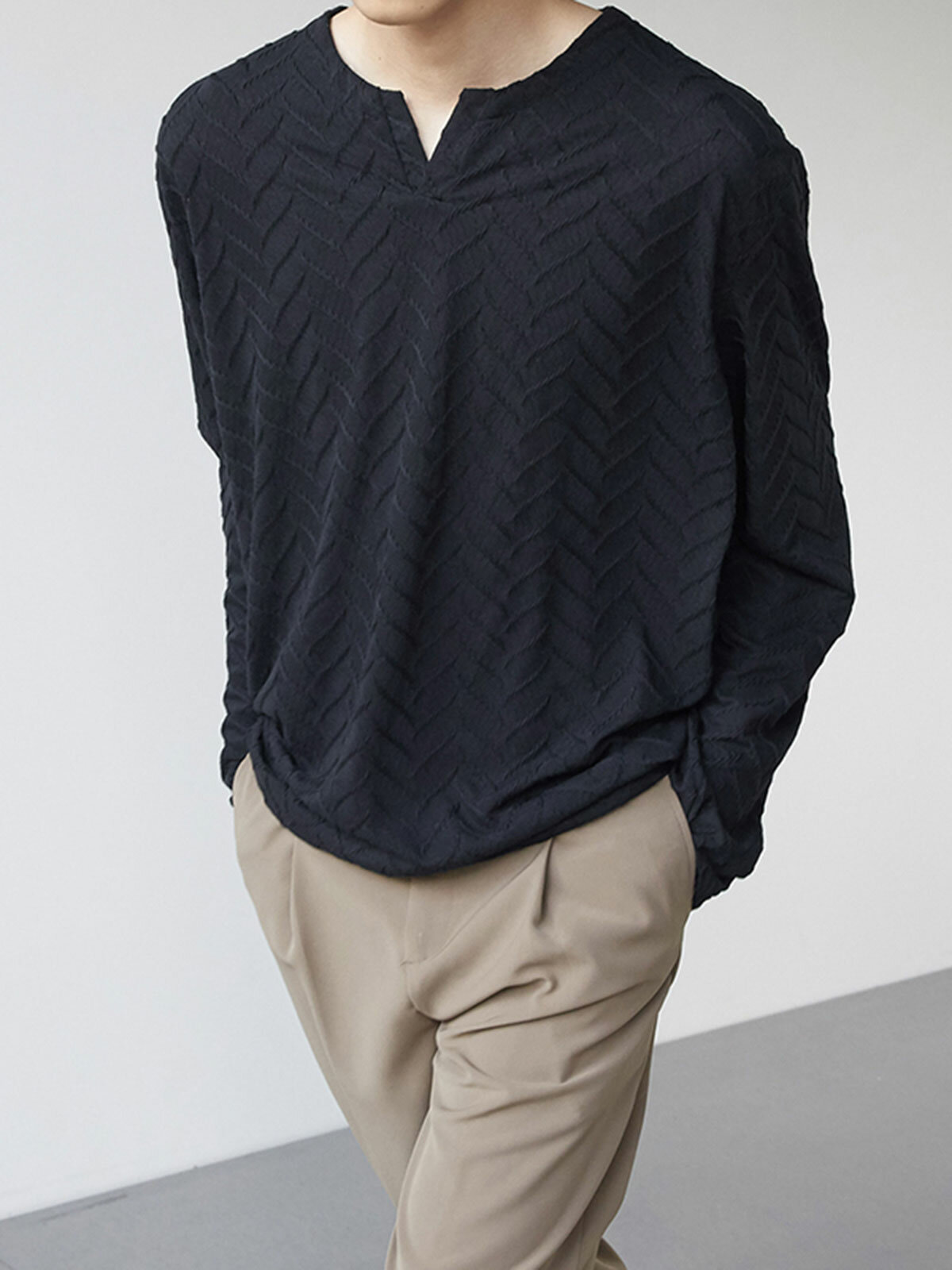 T-shirt da uomo a maniche lunghe in cotone mercerizzato con scollo a V