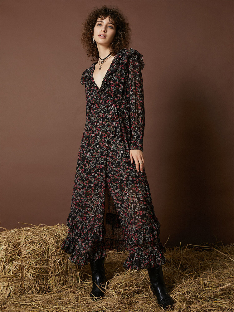 Vestido maxi retrô com estampa floral e fenda, manga longa e decote em V