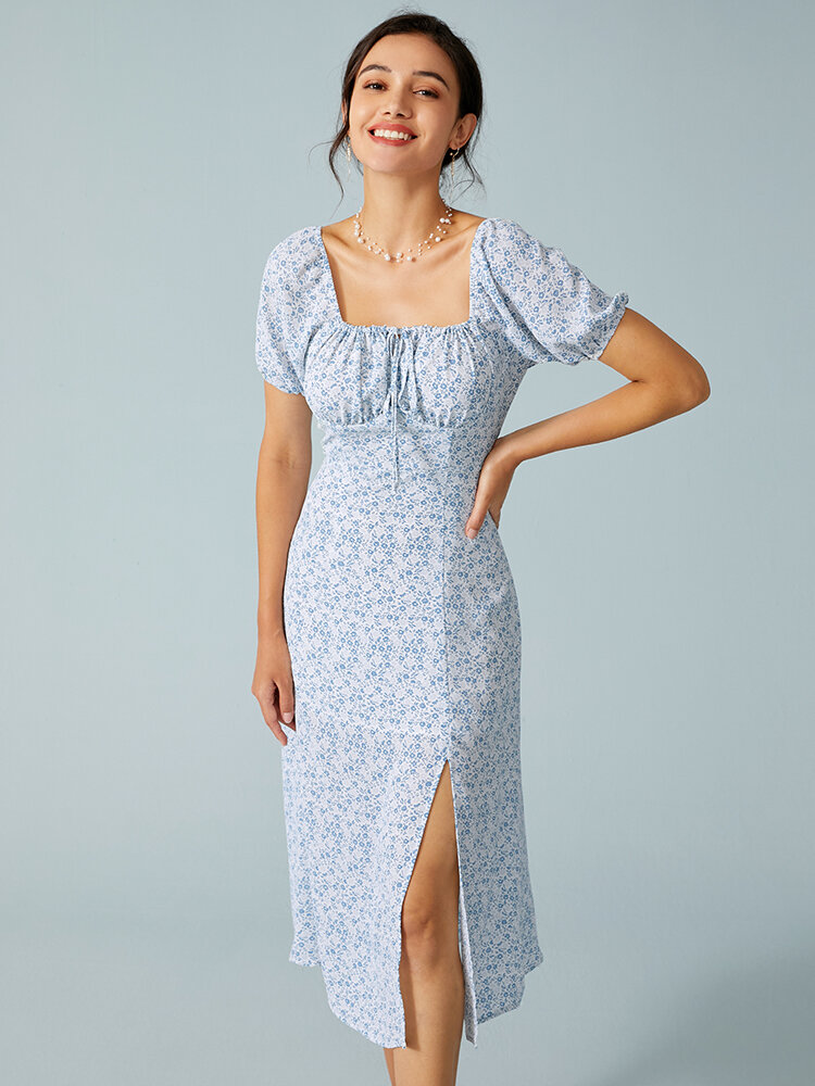 Vestido elegante com estampa floral azul gola quadrada manga curta e bainha