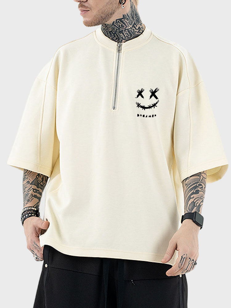 Camiseta masculina com estampa de rosto sorridente, ombro caído, gola redonda, zíper