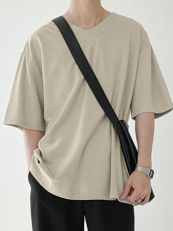 Camiseta masculina manga curta cor lisa com decote em V