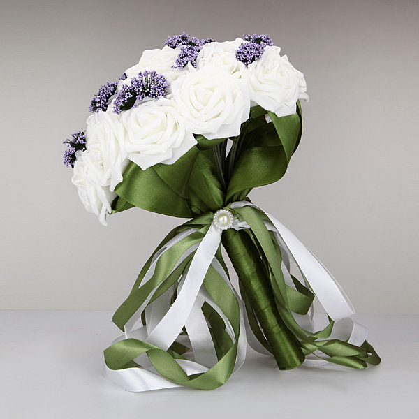 प्योर व्हाइट ब्राइड होल्डिंग फूल गुलदस्ता बैंगनी तारों से रचनात्मक