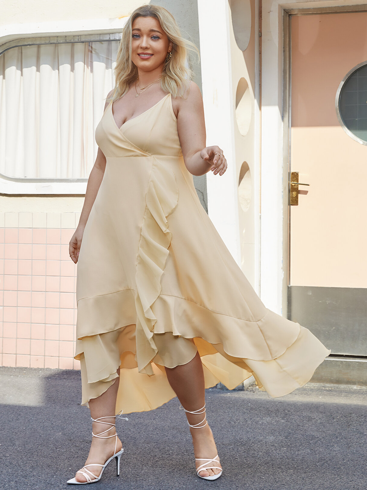 زائد الحجم السباغيتي عارية الذراعين تصميم فستان كشكش