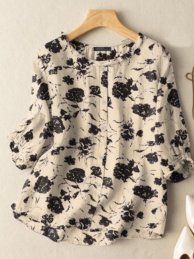 Blusa feminina manga 3/4 com estampa floral e detalhe de botões no decote