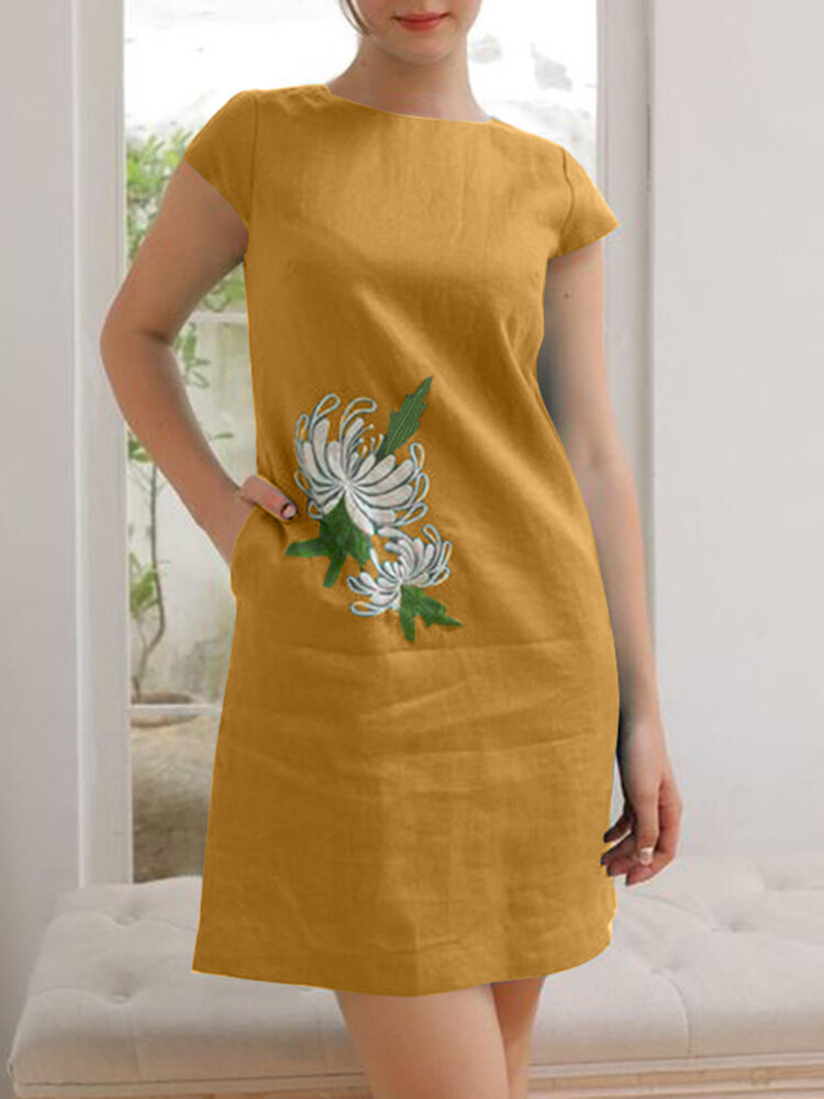 Vestido feminino de algodão com gola redonda bordada floral e bolso