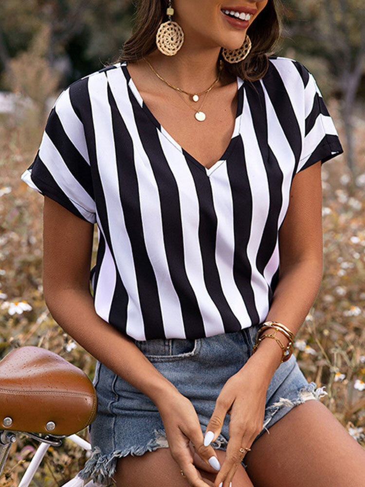 Camiseta feminina casual manga curta com estampa de listras e decote em V