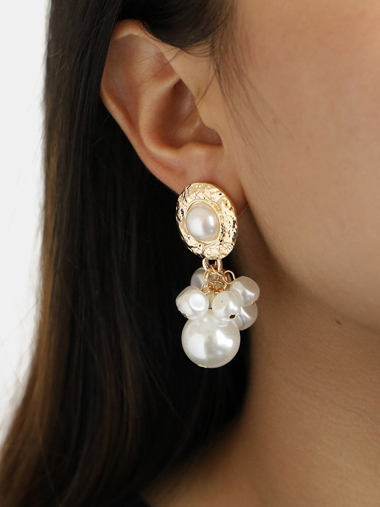 Orecchini a bottone con perla con intarsio in metallo esagerato alla moda Temperamento irregolare con perla a goccia