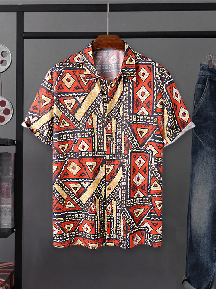 Camisas masculinas allover étnicas com estampa geométrica e lapela manga curta