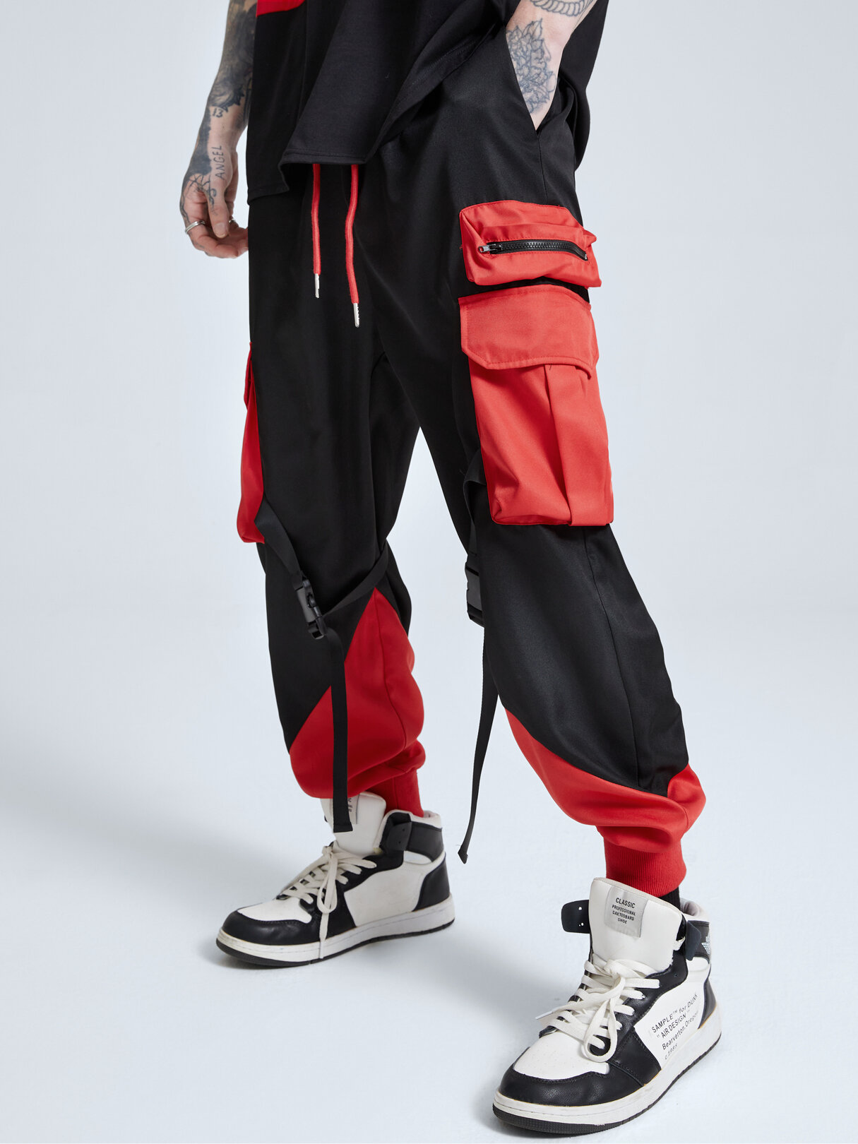 पुरुष कंट्रास्ट कलर जिपर और पॉकेट डिजाइन कार्गो पैंट