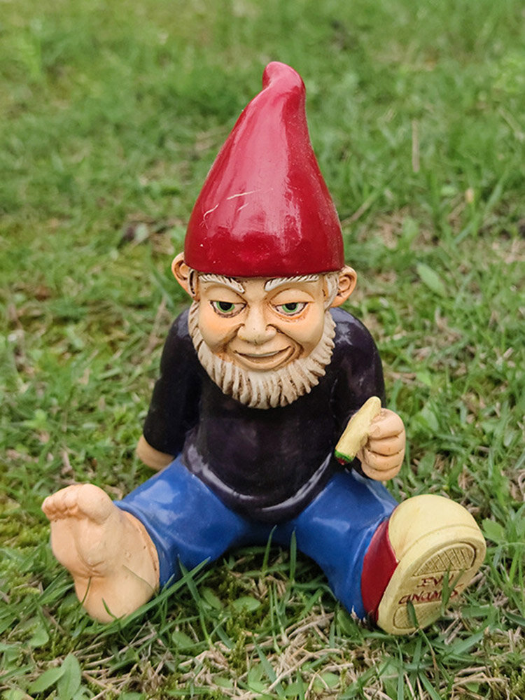 

1PC Resin Gnome Dwarf Hand Painted Statues Holding Cigarette Lawn Decorations Indoor Outdoor Christmas Garden Ornament