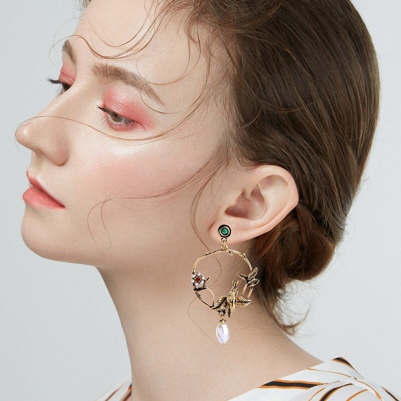 

Vintage Metal Geometric Stereoscopic Bird Earrings Carved Garland Pearl Pendant Earrings, Gold
