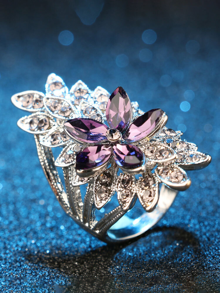 Vintage Metal Hollow Rhinestone Finger Ring Geometric Stereoscopic Purple Gem Flower Ring