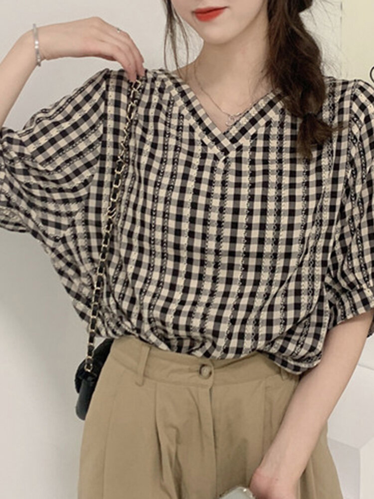 Blusa feminina com estampa xadrez decote em V e manga curta