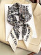 महिला कृत्रिम रेशम ओवरले ज्यामितीय प्रिंट हेयर बैंड हेडस्कार्फ़ बहुआयामी सजावटी स्क्वायर स्कार्फ - सफेद