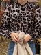 Blusa de manga larga con cuello alto y volantes con estampado de leopardo - café