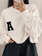 Lockeres Langarm-Sweatshirt mit Buchstabenmuster und fallender Schulter - Weiß