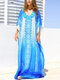 فستان نسائي طويل للحماية من أشعة الشمس برقبة على شكل V وطبعة أومبير يغطي ملابس السباحة - أزرق