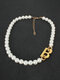 Trendige Perlenkette mit Buchstabenanhänger aus Metall - Gold