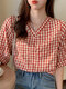 Blusa feminina com estampa xadrez decote em V e manga curta - Vermelho