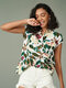 Blusa con solapa y bolsillo delantero con botones y estampado de flores tropicales de Selfsow - Blanco