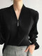 Solide, plissierte, langärmlige Bluse mit V-Ausschnitt für Damen - Schwarz