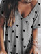 Camiseta feminina casual manga curta com decote em V estampado coração - Cinzento