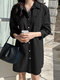 فستان نسائي من قماش الدنيم ذو طية صدر السترة وجيب مزدوج وأزرار أمامية - أسود