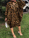 Vestido feminino plus size com estampa de leopardo e decote redondo de manga comprida - Café