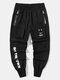 मेन्स लेटर स्माइल फेस प्रिंट फ्लैप पॉकेट कफ्ड कार्गो पैंट - काली