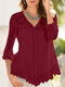 Кружевная блузка в стиле пэчворк с оборками и V-образным вырезом на пуговицах спереди - Красное вино