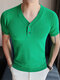 T-shirt da uomo a maniche corte in maglia con scollo a V e design con bottoni - verde