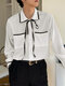 Herrenhemd mit kontrastierendem Revers und Bindeband vorn - Weiß