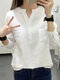 Blusa de manga larga con botones en el frente y bolsillo texturizado a rayas - Blanco