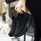 Sapatos esportivos femininos com malha acolchoada com sola rocker com cordões e plataforma - Preto