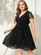 فستان متوسط الطول برقبة على شكل V وأكمام قصيرة من الدانتيل - أسود