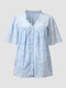 Blusa de manga corta con botones y cuello en V con borde de lechuga floral - azul