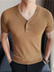 T-shirt da uomo a maniche corte in maglia con scollo a V e design con bottoni - Cachi